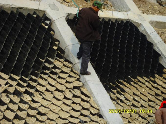 Geocelle van zwart kunststof HDPE voor erosiebestrijding en bodemstabilisatie in de bouw 8